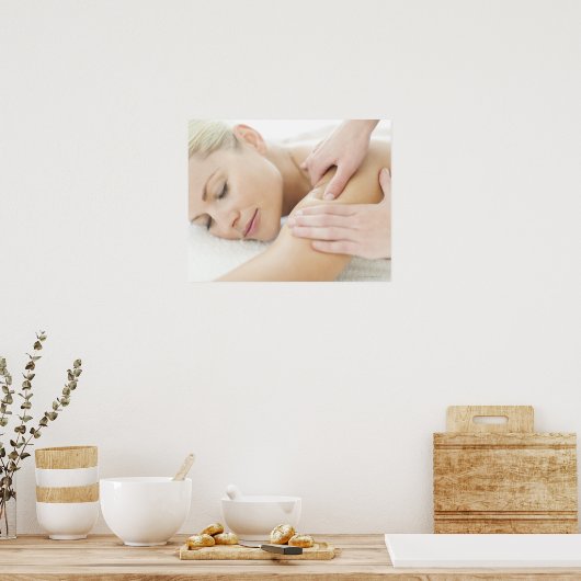 2を受けリラックス取っている間にスパで女性 ポスター (キッチン)