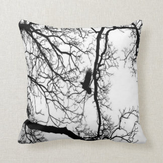 #2を飛ばしているB&Wの写真の鳥 クッション