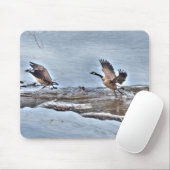 2カ飛んでいるナダの緑と雪の野生動物の写真 マウスパッド (マウス)