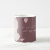 2コリント人57は信仰によって歩き、見て歩くことではない コーヒーマグカップ (中央)