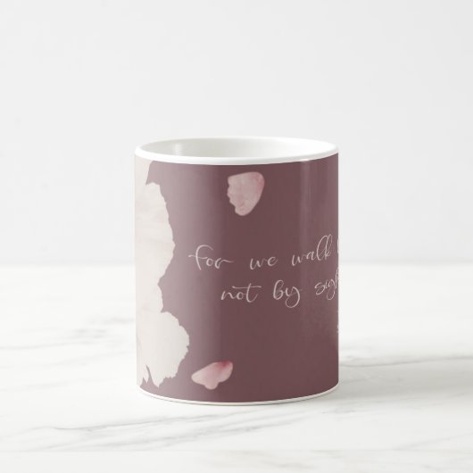 2コリント人57は信仰によって歩き、見て歩くことではない コーヒーマグカップ (中央)