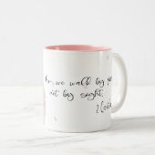 2コリント人57は信仰によって歩き、見て歩くことではない ツートーンマグカップ (正面右)