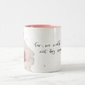 2コリント人57は信仰によって歩き、見て歩くことではない ツートーンマグカップ (中央)