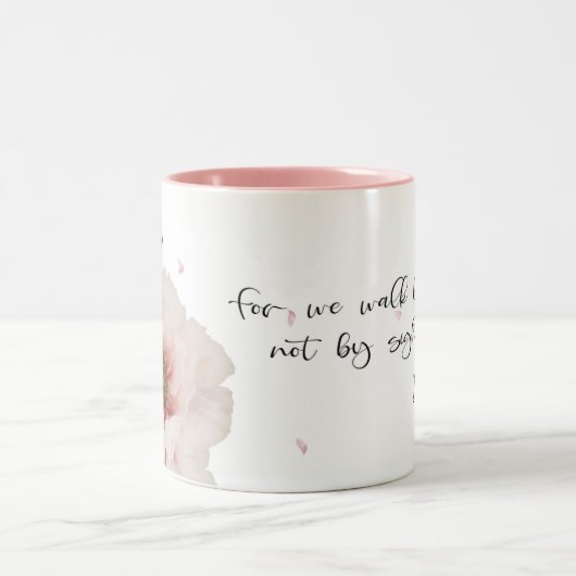 2コリント人57は信仰によって歩き、見て歩くことではない ツートーンマグカップ (中央)