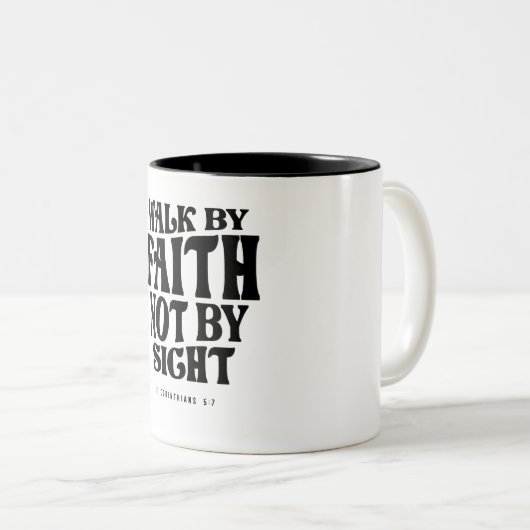 2コリント5:7信仰によって歩く – キリスト教の引用文 ツートーンマグカップ (正面右)