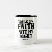 2コリント5:7信仰によって歩く – キリスト教の引用文 ツートーンマグカップ (中央)