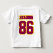 2サイドホワイトバーガンディ金ゴールドドレスフットボールジャージー ベビーTシャツ (裏面)