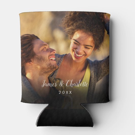 2パーソナライズされたフォトスクリプト名の日付 缶クーラー (裏面)