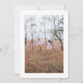 2フォトカップルウェディングシャワーシックモダンスクリプト 招待状 (裏面)