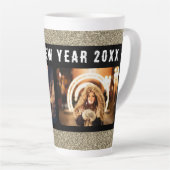 2フォトコラージュ金ゴールドグリッターハッピーニューイヤー2023 カフェラテマグ (右アングル)