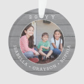 2フォトシンプルタイポグラフィ年グレイフェイクウッド オーナメント (正面)