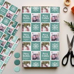 2フォトティール（緑がかった色）グリーン – Merry Christmas Snowflaks ラッピングペーパーシート<br><div class="desc">アップロードする前もしに、写真を四角にトリミングすると、デザインを編集する簡単になります。この可愛い休日のイラストレーションに2つの写真を追加 – 子供たちに最適。メッセーシンプルジの領域を持つクラシックモダンクリスマスシンボルの書スケッチと。</div>