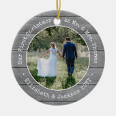 2フォトニューライウェッド初めてのクリスマスフェイクズグレーウッド セラミックオーナメント (正面)