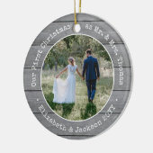 2フォトニューライウェッド初めてのクリスマスフェイクズグレーウッド セラミックオーナメント (左)