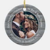 2フォトニューライウェッド初めてのクリスマスフェイクズグレーウッド セラミックオーナメント (裏面)