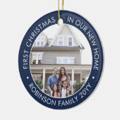 2フォト初めてのクリスマスニューホームネイビーブルー&ホワイト セラミックオーナメント (左)