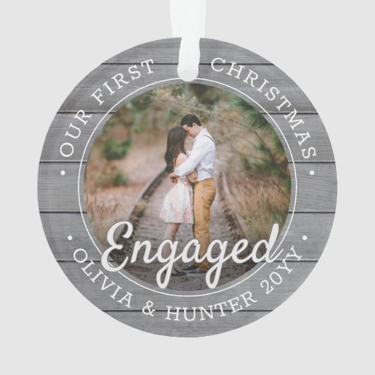 2フォト初めてのクリスマス婚約したグレイフェイクウッド オーナメント (裏面)