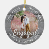 2フォト初めてのクリスマス婚約したグレイフェイクウッド セラミックオーナメント (正面)
