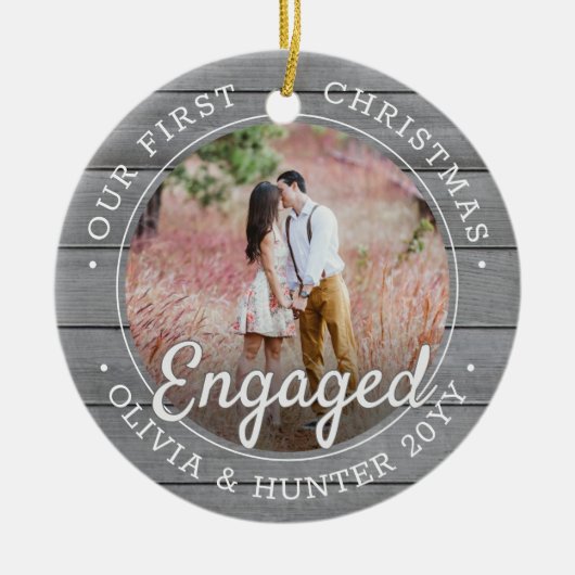2フォト初めてのクリスマス婚約したグレイフェイクウッド セラミックオーナメント (正面)