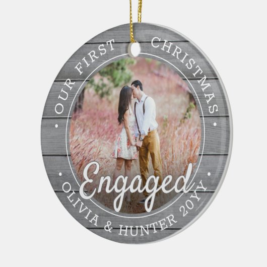 2フォト初めてのクリスマス婚約したグレイフェイクウッド セラミックオーナメント (左)