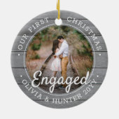 2フォト初めてのクリスマス婚約したグレイフェイクウッド セラミックオーナメント (裏面)