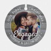 2フォト初めてのクリスマス婚約したグレイフェイクウッド メタルオーナメント (正面)