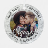 2フォト初めてのクリスマス婚約したフェイク大理石ラウンド メタルオーナメント (正面)