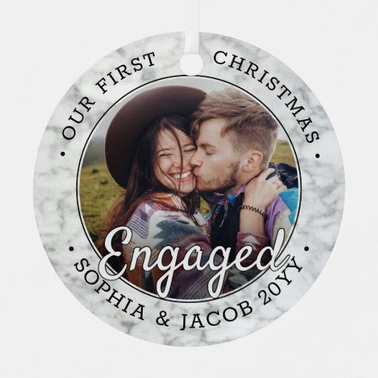 2フォト初めてのクリスマス婚約したフェイク大理石ラウンド メタルオーナメント (正面)