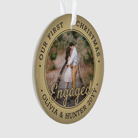 2フォト初めてのクリスマス婚約したブラック&フェイク金ゴールド オーナメント (正面)