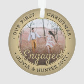 2フォト初めてのクリスマス婚約したブラック&フェイク金ゴールド オーナメント (裏面)