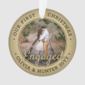 2フォト初めてのクリスマス婚約したブラック&フェイク金ゴールド オーナメント (正面)