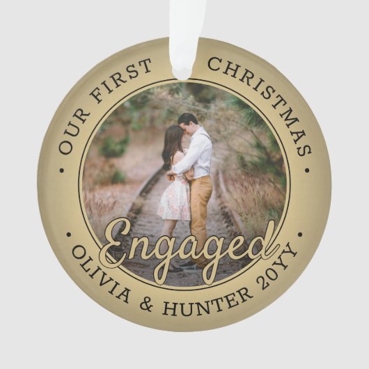 2フォト初めてのクリスマス婚約したブラック&フェイク金ゴールド オーナメント (正面)