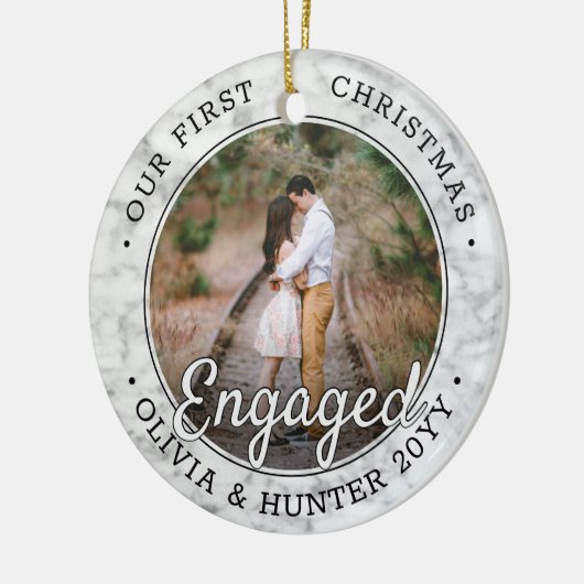 2フォト初めてのクリスマス婚約したモダン大理石 セラミックオーナメント (左)