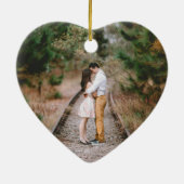 2フォト初めてのクリスマス婚約した大理石フェイクハート セラミックオーナメント (裏面)