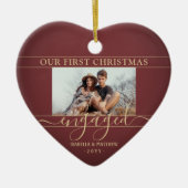 2フォト初めてのクリスマス婚約した赤と金ゴールドハート セラミックオーナメント (正面)