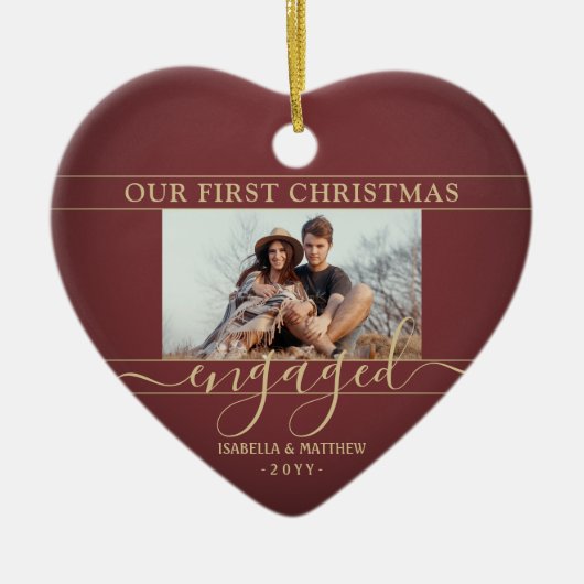 2フォト初めてのクリスマス婚約した赤と金ゴールドハート セラミックオーナメント (正面)