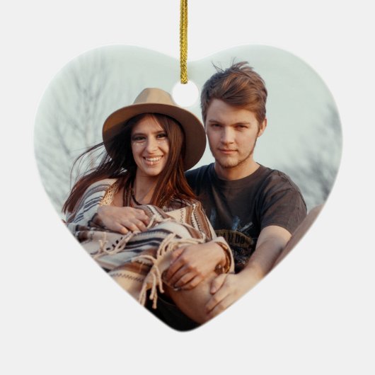 2フォト初めてのクリスマス婚約した赤と金ゴールドハート セラミックオーナメント (裏面)