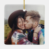 2フォト婚約初めてのクリスマスブルゴーニュ&金ゴールド セラミックオーナメント (裏面)