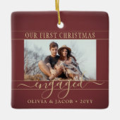 2フォト婚約初めてのクリスマスブルゴーニュ&金ゴールド セラミックオーナメント (正面)