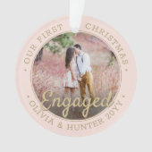 2フォト婚約第1クリスマス赤面ピンク&金ゴールド オーナメント (正面)