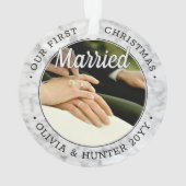 2フォト新婚ファーストクリスマス結婚したフェイク大理石 オーナメント (裏面)