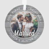 2フォト新婚1クリスマスグレイ結婚したウッドフェイク オーナメント (裏面)