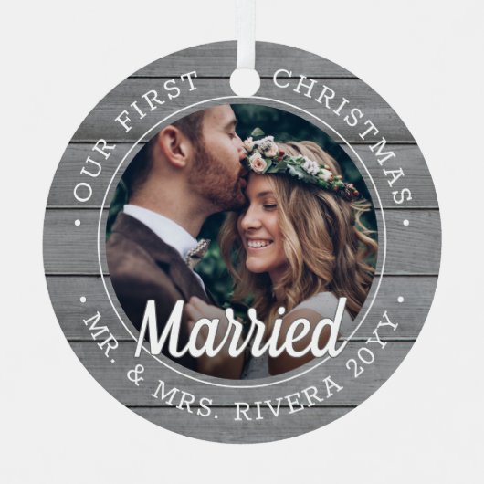 2フォト新婚1クリスマスグレイ結婚したウッドフェイク メタルオーナメント (正面)