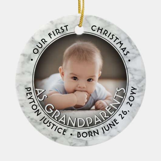 2フォト祖父母初めてのクリスマスフェイク大理石 セラミックオーナメント (正面)