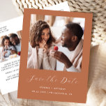 2ミニマル-Photo Script Terracotta日付の保存 案内ポストカード<br><div class="desc">このシンプル、ミニマルなSave the Dateはがきは、白い手書きスクリプトの「Save the Date」という単語の上に四角い写真を備えエレガントて後を追、カップルの名前と結婚sans serifフォントの日付と都市をテラコッタの背景に。2つ目の横向き写真と詳細なメッセージを追加し、裏面に関する追加情報と差出人住所。</div>