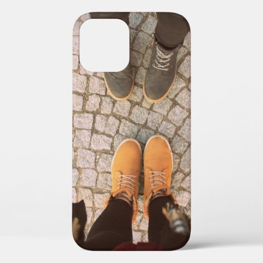 2人がお互いの前に立っている写真 Case-Mate iPhoneケース (裏面)