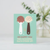 2人でアイスをスクープし合って本当に嬉しい ポストカード (スタンド正面)