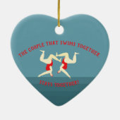 2人のおもしろい女性ワイルド泳ぐ人クリスマス セラミックオーナメント (裏面)