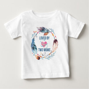 2人のお母さんのボヘミアのベビーのTシャツによって愛される ベビーTシャツ