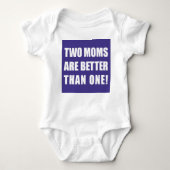 2人のお母さんは1人よりよいです ベビーボディスーツ (正面)